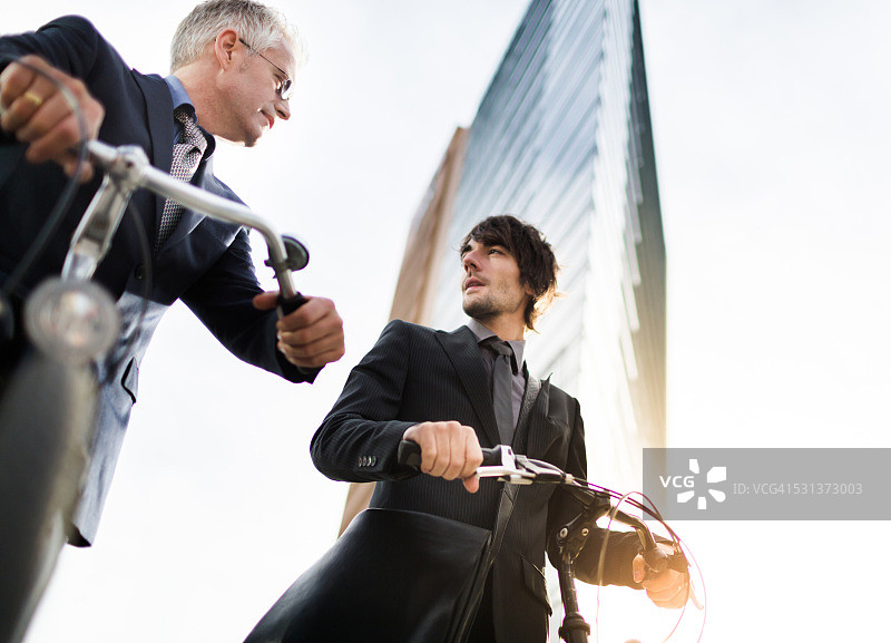 骑自行车的商人图片素材