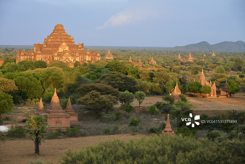 缅甸蒲甘日落时分的宝塔图片素材