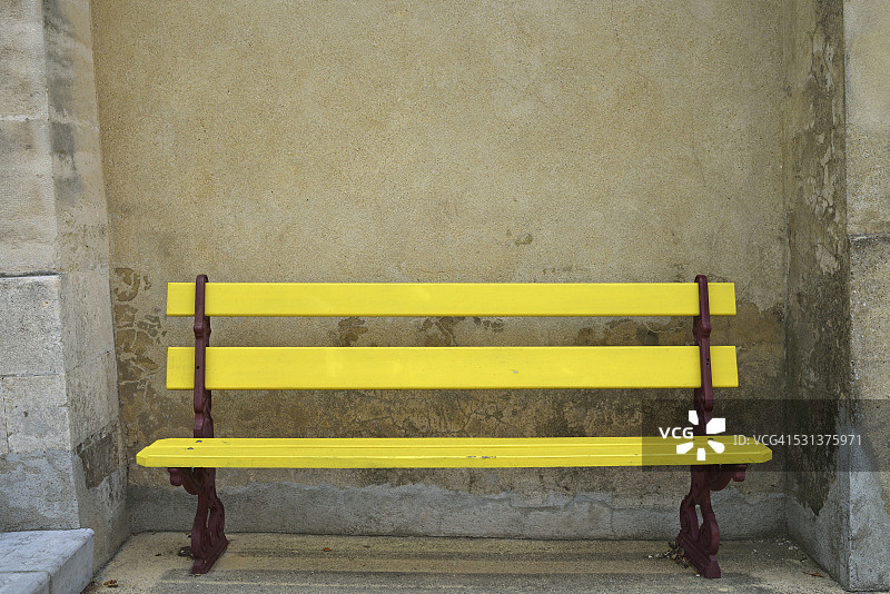 黄色木制长椅图片素材