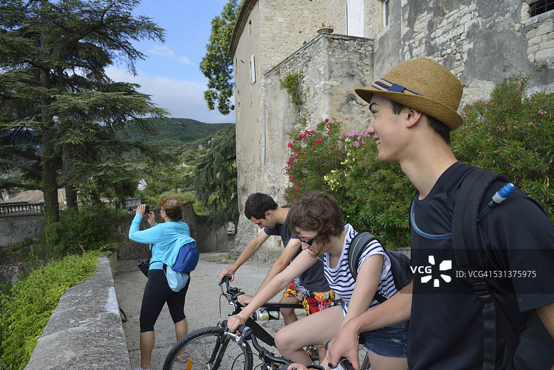 一群自行车手欣赏风景图片素材