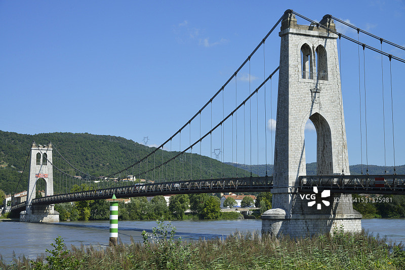 罗讷河上的悬索桥图片素材