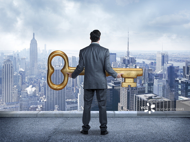 手持城市钥匙的商人图片素材