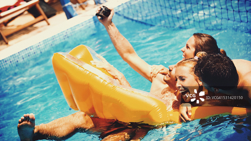 朋友们在游泳池里自拍图片素材