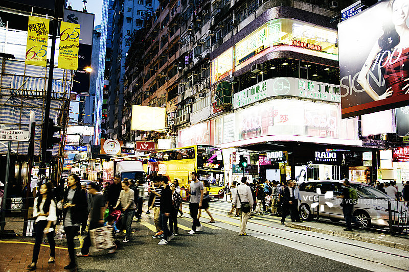 香港铜锣湾波斯富街的购物者夜景图片素材
