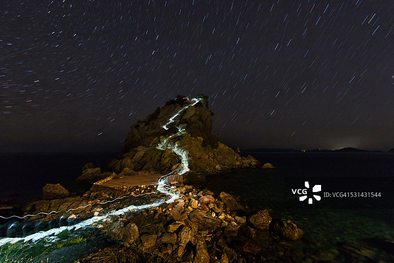 夜晚的阿吉奥斯·伊奥尼斯教堂图片素材