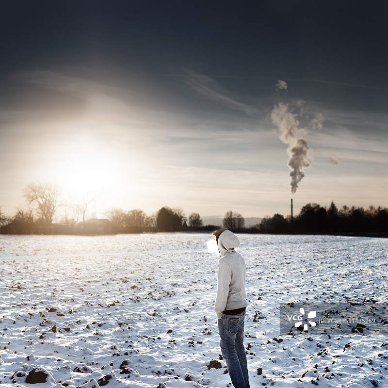 雪景、青年男子与尾气图片素材