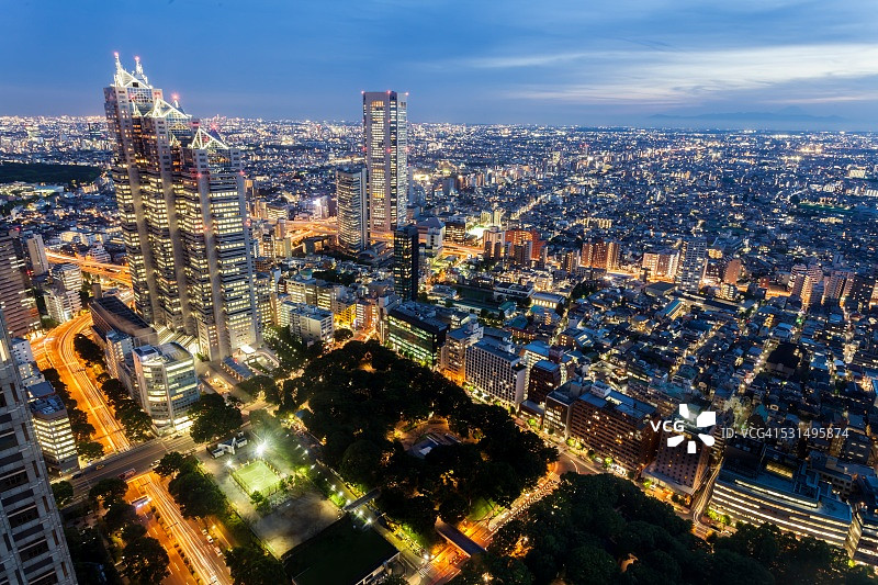 日本东京新宿地区黄昏鸟瞰图图片素材