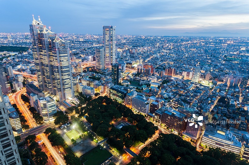 日本东京新宿地区黄昏鸟瞰图图片素材