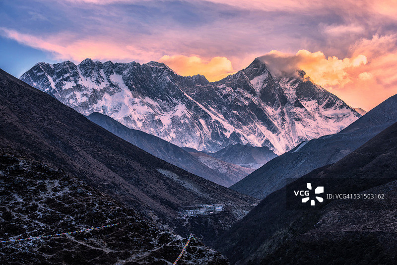 从珠穆朗玛峰大本营徒步旅行看到的珠穆朗玛峰和洛子峰，萨加玛塔国家公园，尼泊尔图片素材