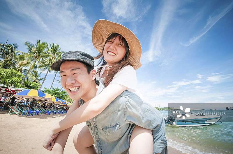 男人在海滩上背着女人图片素材
