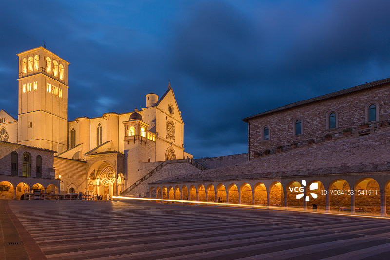 夜幕下的阿西西圣方济各大殿图片素材