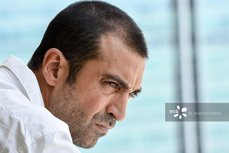 沉思的成熟男人图片素材