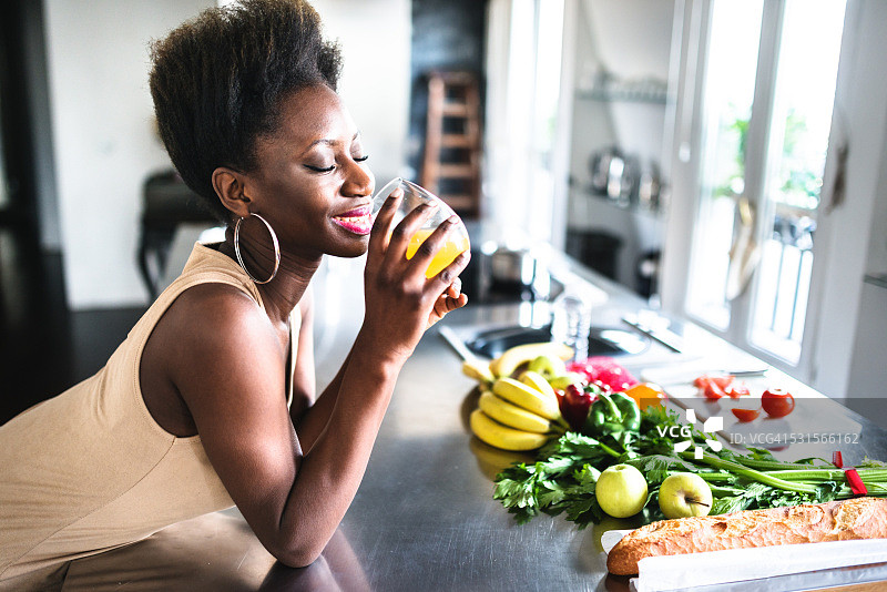 喝橙汁的法国女人图片素材