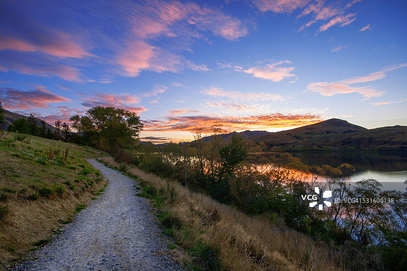 瓦卡蒂普湖与周围群山的日落景色, 新西兰南岛奥塔哥地区, 皇后镇湖区图片素材