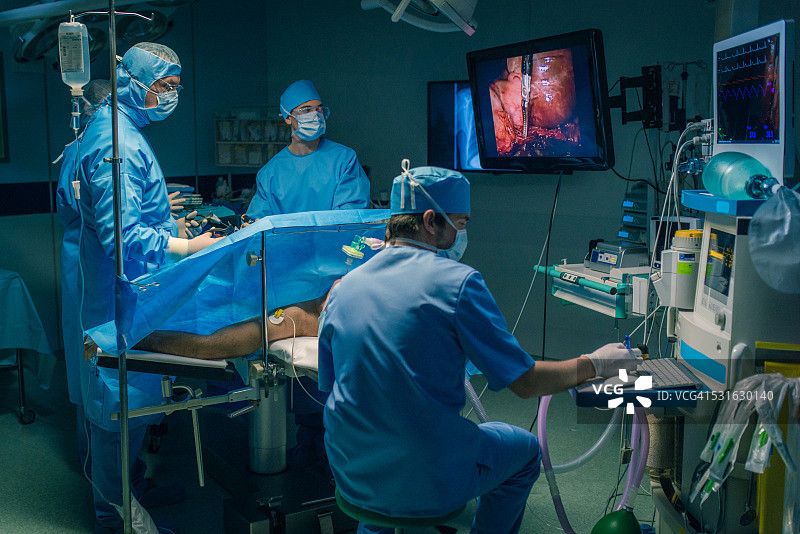 外科医生进行手术图片素材