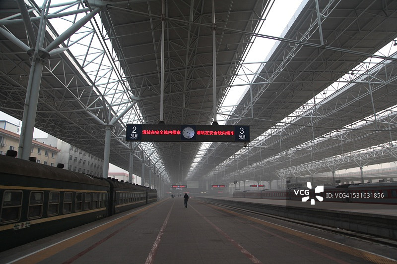 雾霾中的北京北站图片素材