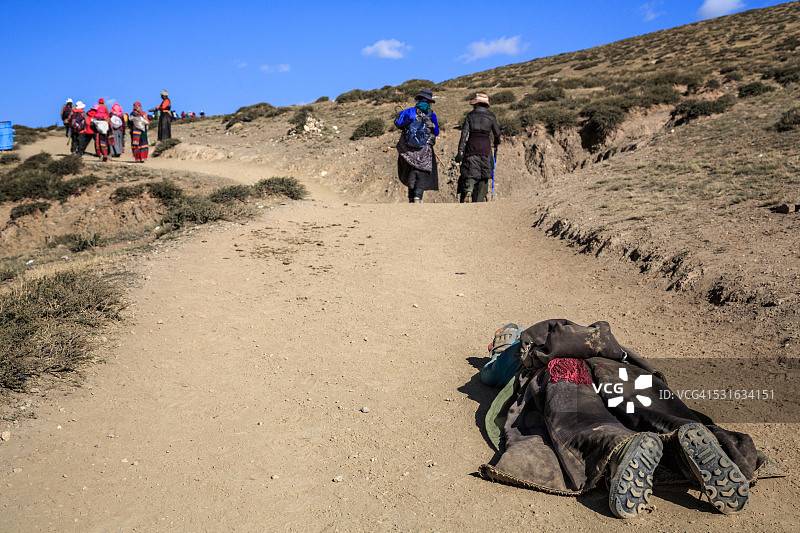 朝圣者在西藏冈仁波齐神山转山图片素材