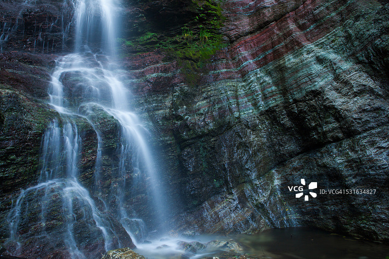 具有条带状外观的瀑布图片素材