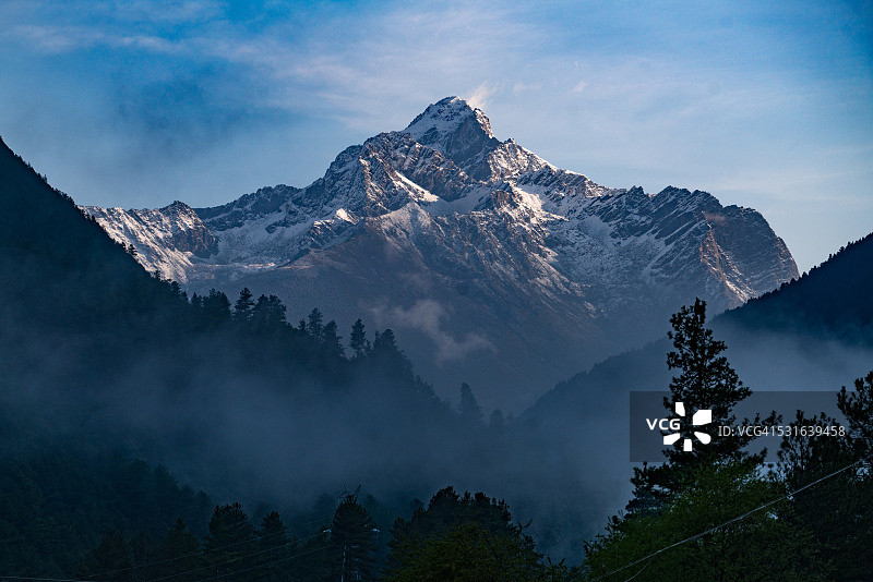 中国四川省理塘县雪山下的道路图片素材