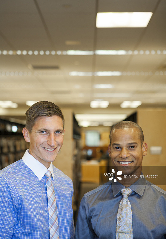 两个男人在学习环境中微笑图片素材