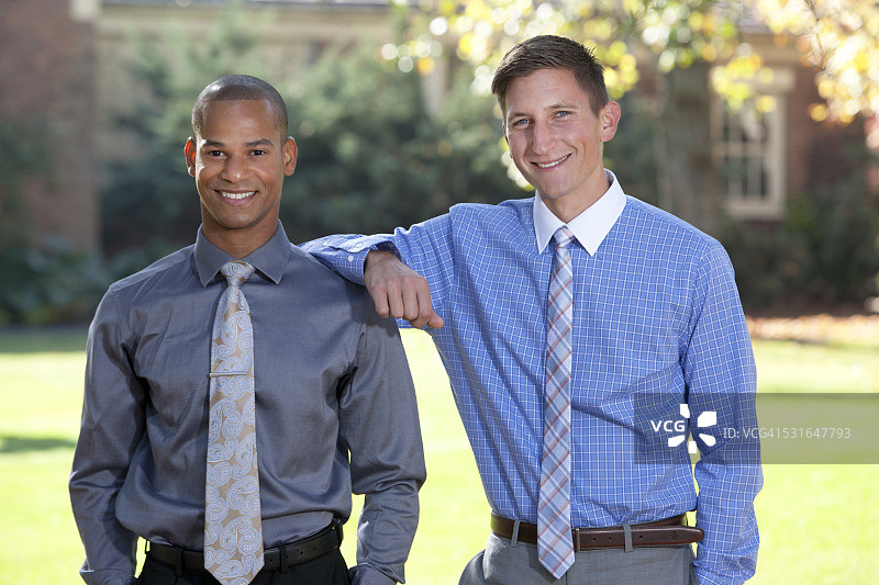两个穿着衬衫和领带的年轻男人在微笑图片素材