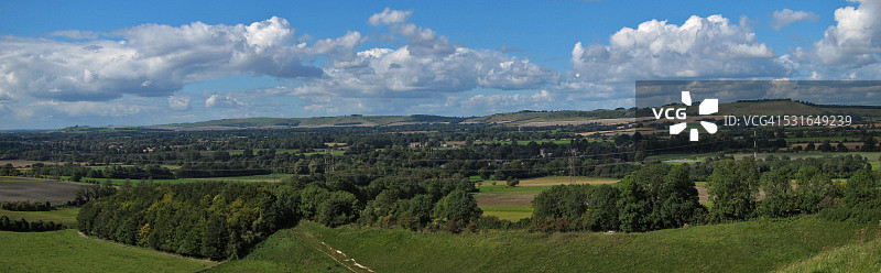 连绵的丘陵乡村图片素材