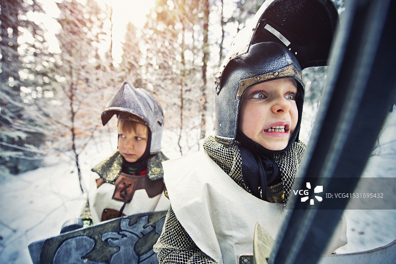 冰冻冬季森林里的小骑士探险图片素材