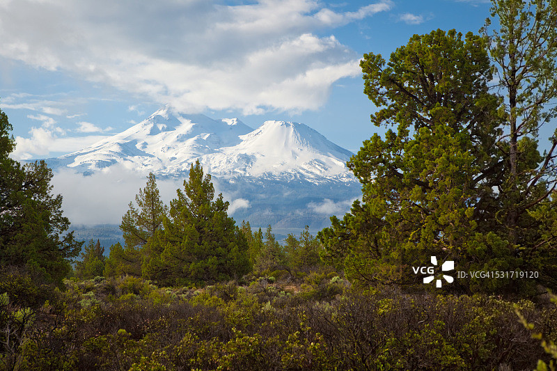 加利福尼亚州锡斯基尤县的沙斯塔山图片素材