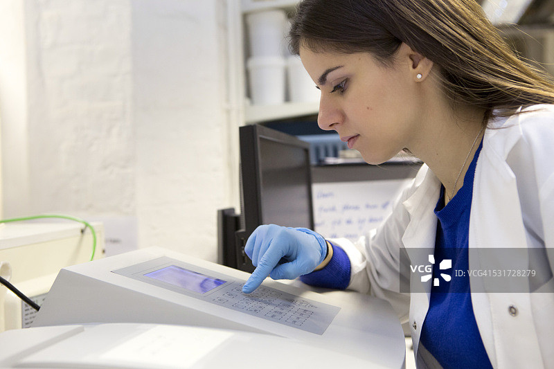 女工程师在实验室对机器进行编程图片素材