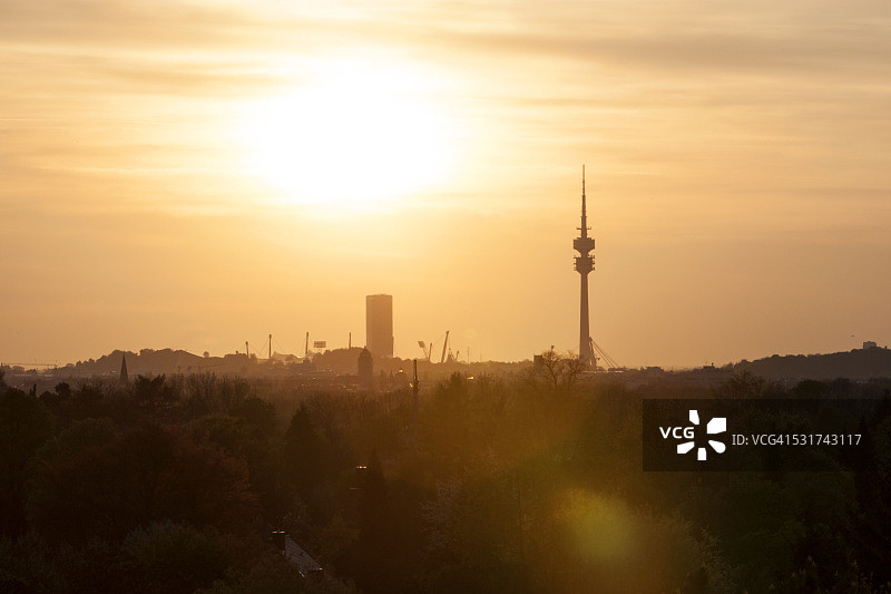 奥林匹克塔与火山灰云图片素材