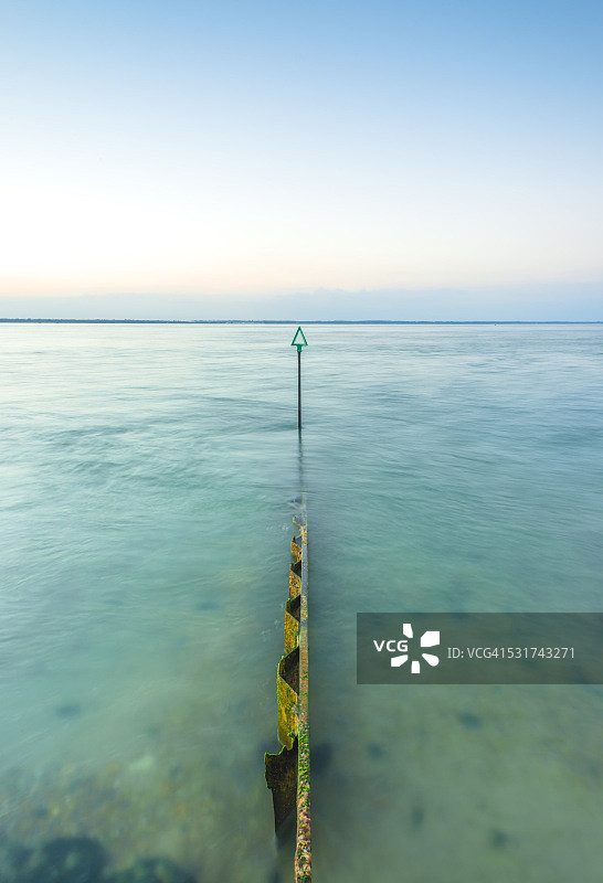 孤独的丁坝码头图片素材