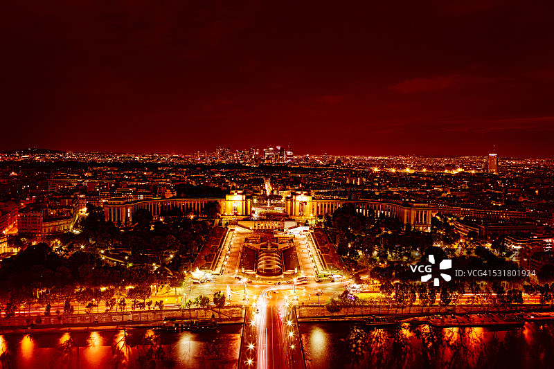 从埃菲尔铁塔看到的特罗卡德罗和塞纳河夜景图片素材