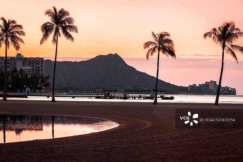 杜克卡哈纳莫库泻湖，钻石山火山，棕榈树，威基基海滩，檀香山，瓦胡岛，夏威夷，美国图片素材