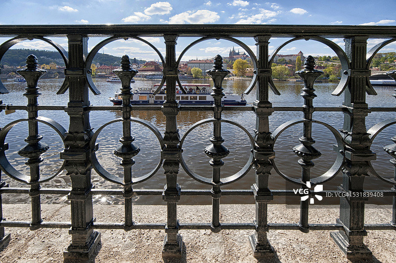 布拉格铁栅栏后的维塔瓦河景色图片素材