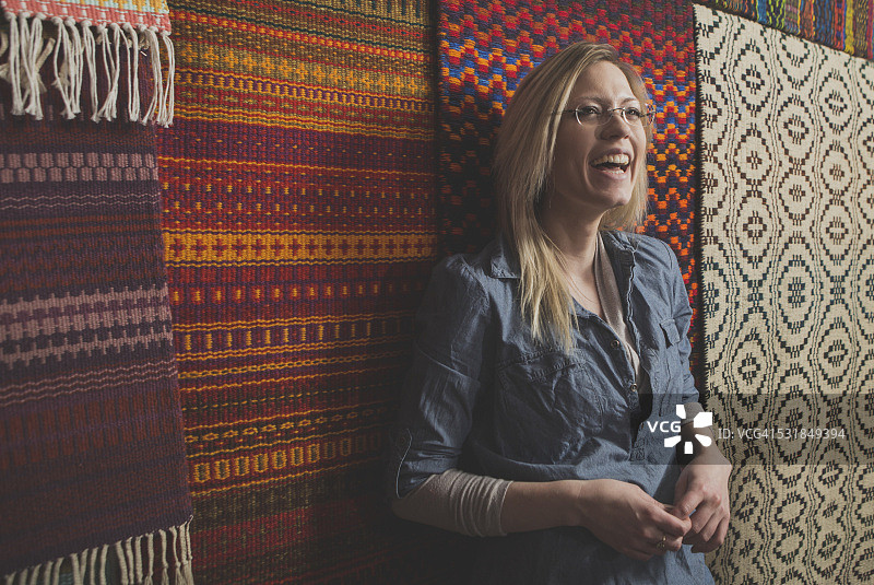 年轻纤维艺术家和她的编织地毯图片素材