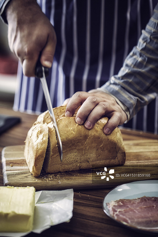 准备和烘烤培根三明治图片素材