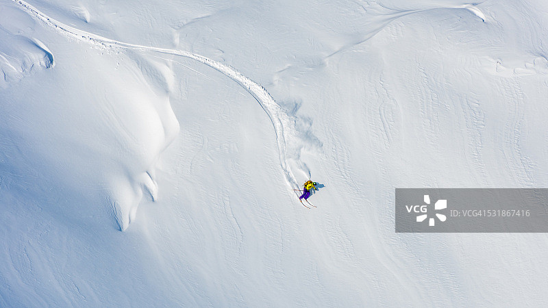 雪地里的男人滑雪者图片素材