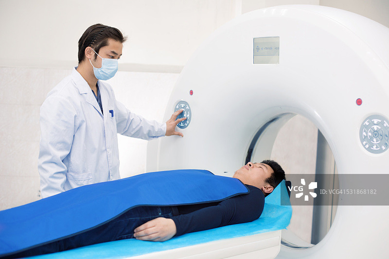 医院里的核磁共振扫描病人图片素材