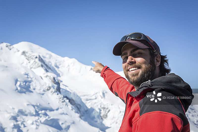 快乐的男人指向勃朗峰图片素材