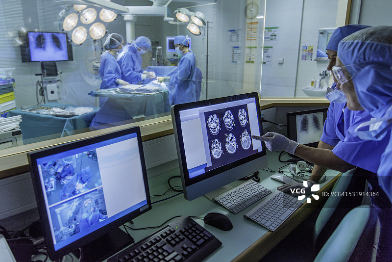 医生在医院的控制室工作图片素材