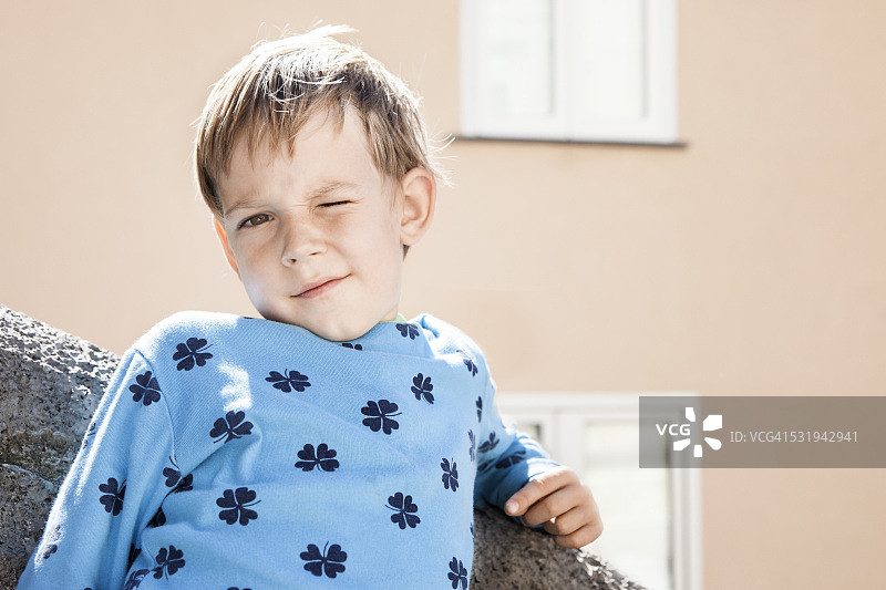 眨眼微笑的男孩图片素材