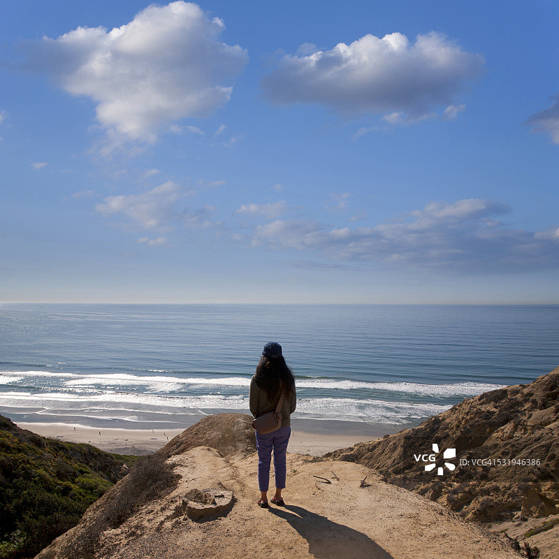站在悬崖边观看大海的女人图片素材