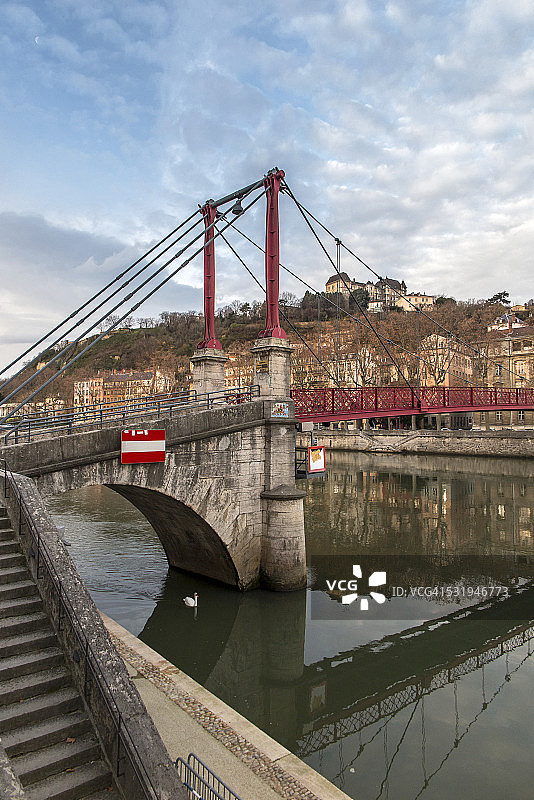 里昂索恩河上的圣乔治人行桥图片素材