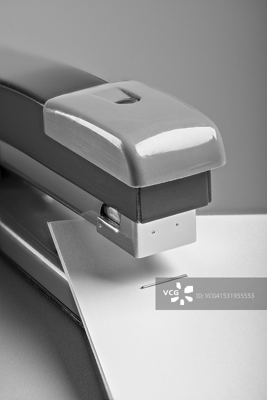 订书机、订书钉和纸张的微距或特写图片素材