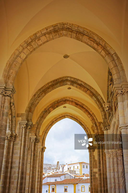 教堂拱门下的埃武拉图片素材