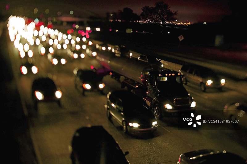 高速公路上的汽车和卡车图片素材