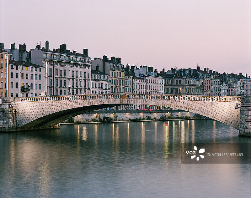 里昂黄昏时分的波拿巴大桥图片素材