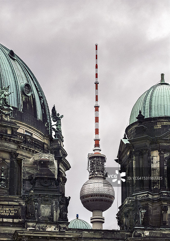 大教堂和电视塔图片素材