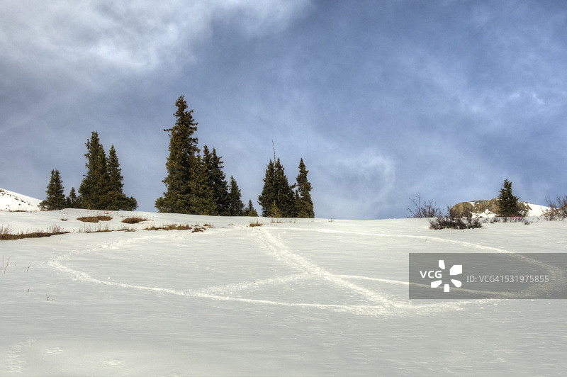雪地中的和平标志图片素材