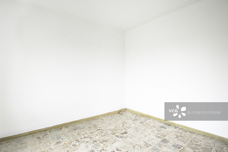 房间角落、白色墙壁和大理石地面图片素材